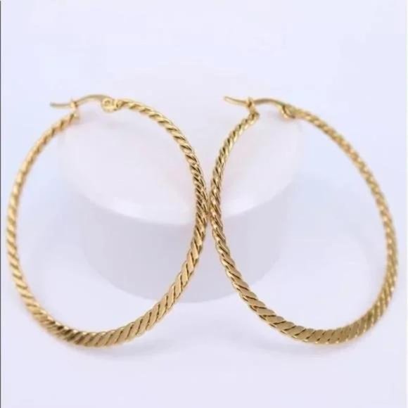 18K gold thin hoop Earrings, beautiful Earrings, cute Earrings. - Picture 3 of 4